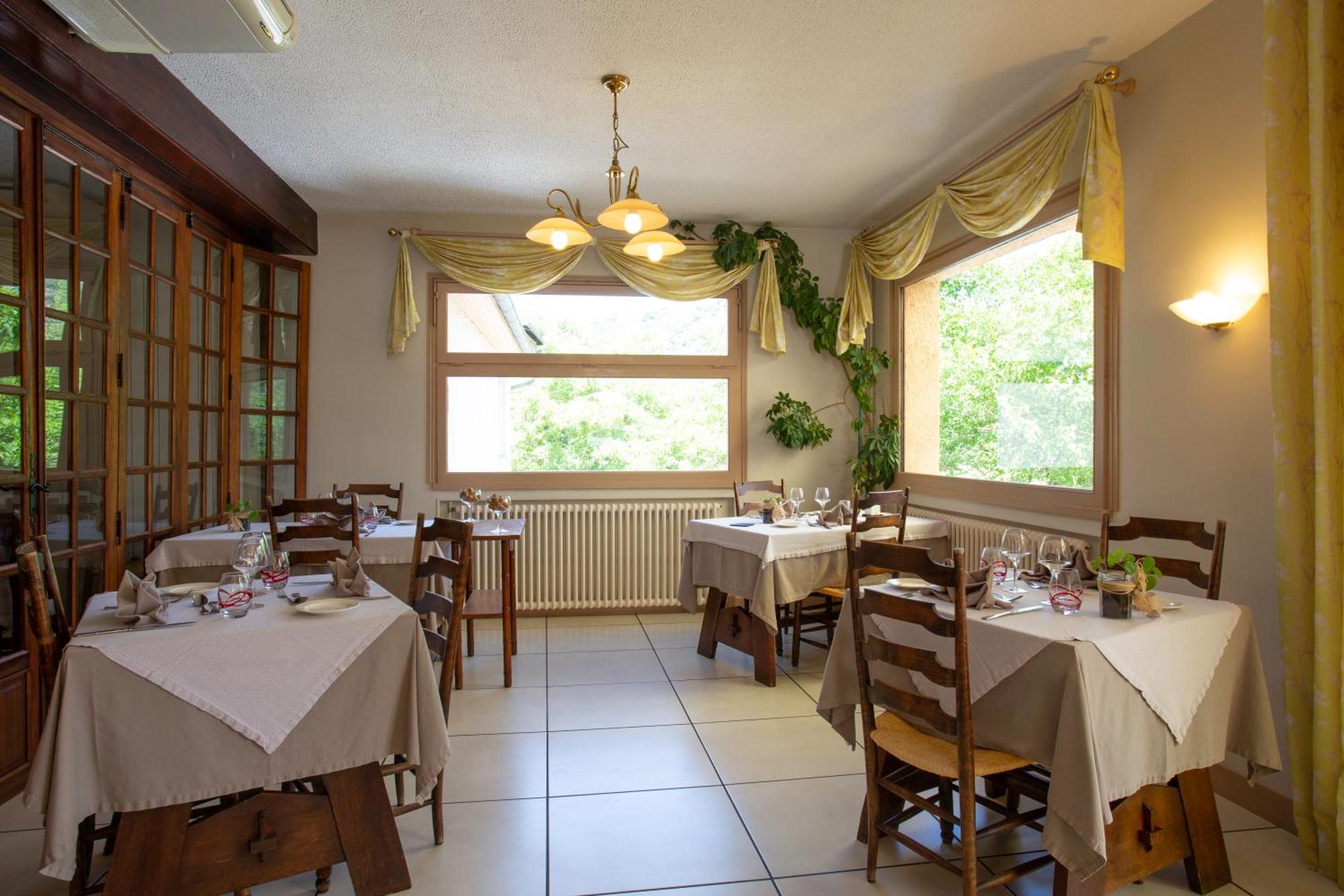 Logis Hotel Restaurant Du Pont Ambialet Exterior photo