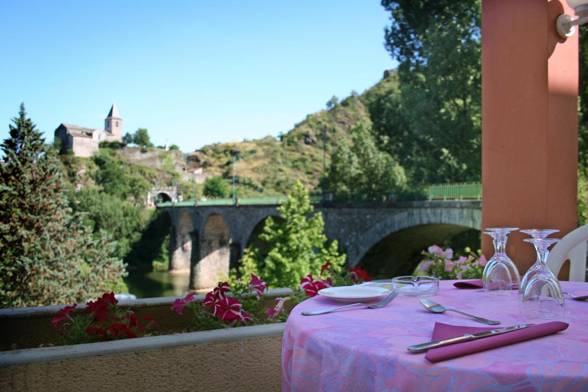 Logis Hotel Restaurant Du Pont Ambialet Exterior photo