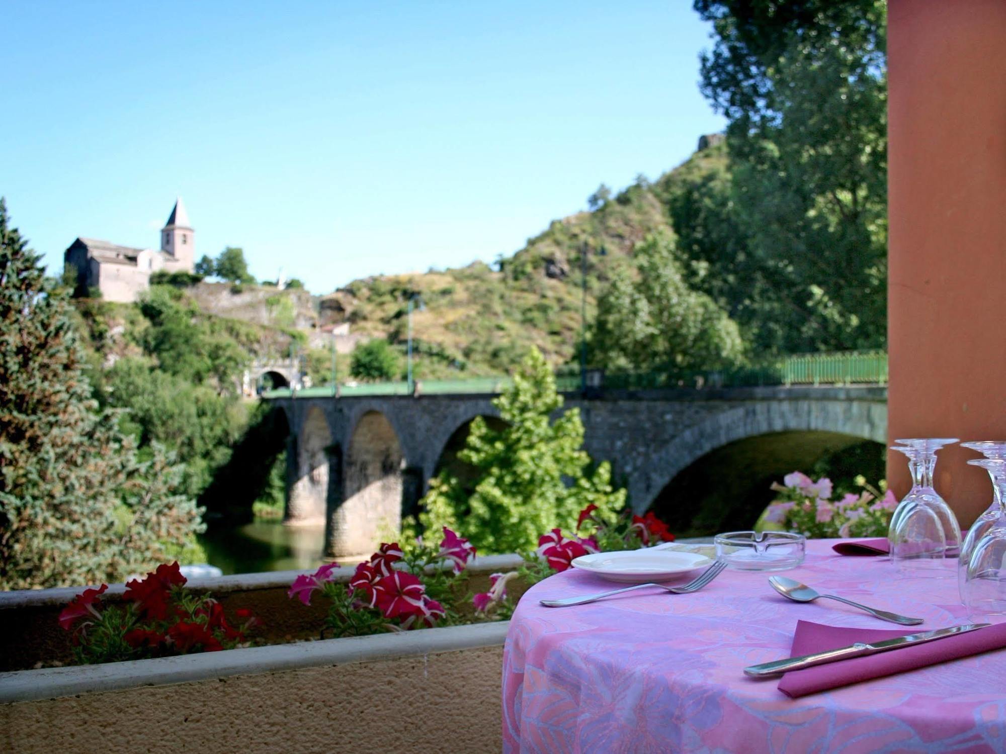 Logis Hotel Restaurant Du Pont Ambialet Exterior photo